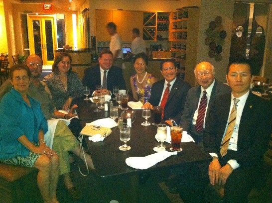 晚間由「姊妹市協會」委員Carolyn Witherspoon代表設宴款待廖東周處長夫婦乙行