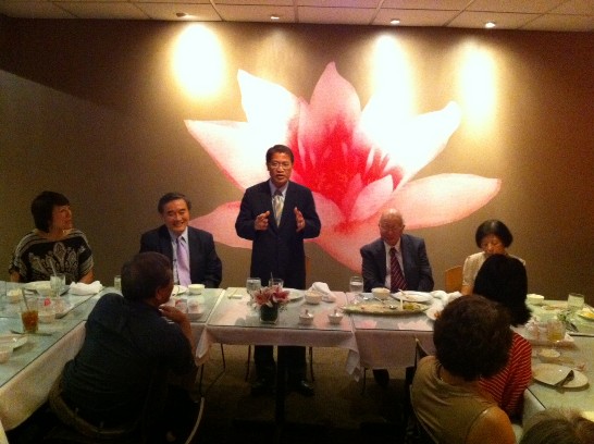 駐處廖東周處長於餐會中向在場僑領簡介我國政經現況、台美關係、活路外交成果、兩岸情勢及本處以僑民為尊之服務理念