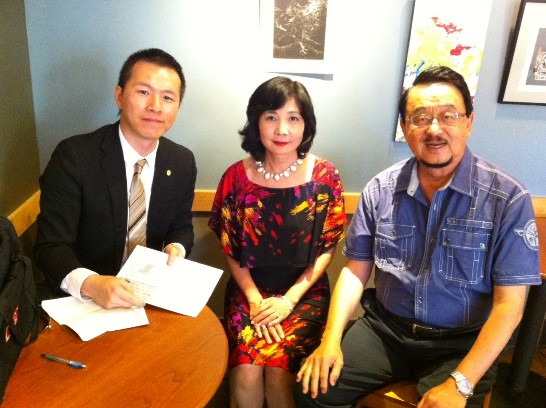 吳秘書宜侃辦理小岩城行動領務，現場協助僑胞收件情形