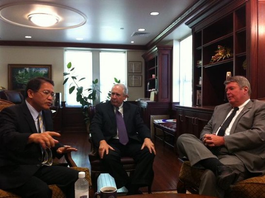 駐處廖處長東周與「中央阿肯色大學」(UCA)校長Tom Courtway(右1)晤談情形