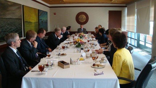 三一大學校長Dennis Ahlburg率該校系主任及教授10名宴請廖處長東周一行