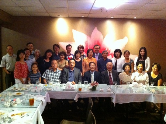 廖處長與出席餐會僑胞合影留念