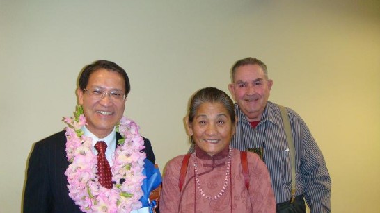 駐處廖東周處長於演講後接受僑領原住民名歌唱家王幸美女士(中)及美籍夫婿John Estus獻花並合影
