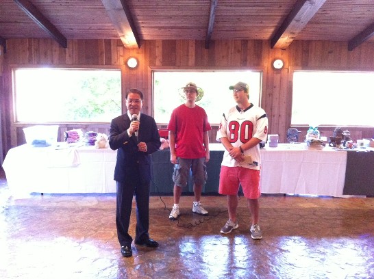 駐休士頓辦事處廖東周處長(左1)應「休士頓同源會」邀請參加9月23日年度野餐郊遊活動，廖處長致詞感謝同源會長久以來對我中華民國的支持及鼓勵。