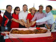 駐處處長廖東周大使(中間)與休士頓世界婦女工商企管協會美南分會理事們合影