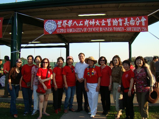 駐處處長廖東周大使(中間)與僑界各僑領共切烤乳豬留念