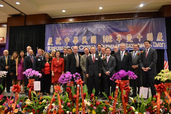 駐休士頓辦事處夏季昌處長於國慶酒會上與德州州議員Hubert Vo、Rick Miller、Gene Wu、Missouri市長Allen Owen、Bellaire市長Phil Nauert、休士頓市議員Mike Laster、Helena Brown、Jack Christie、Al Hoang、Helena Brown、聯邦眾議員Sheila Jackson Lee(D-TX)辦公室主任Michael Halpin、聯邦眾議員Al Green(D-TX)代表Michael Rea、聯邦眾議員Pete Olson(R-TX)特別助理Christian Bionat、聯邦眾議員Steve Stockman(R-TX)選區主任Thomas Dodd、德州州長Rick Perry辦公室國際事務禮賓主任Cammy Jones等嘉賓合影留念。