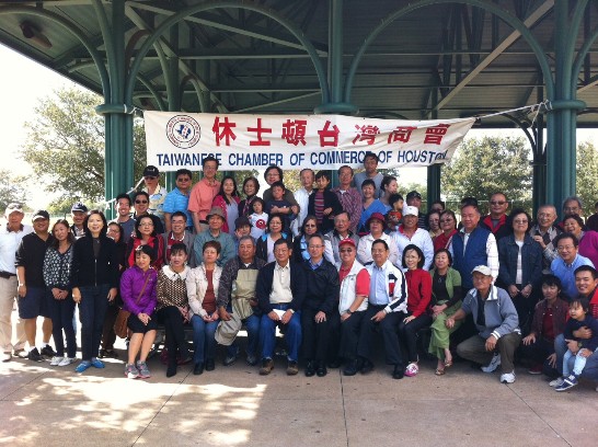 「休士頓台商會」於本(102)年11月9日中午在Eldridge Park舉辦秋季郊遊烤肉活動，台商會會員、眷屬等台灣鄉親朋友計近百人共襄盛舉，駐休士頓辦事處夏季昌處長應邀偕本處同仁暨眷屬出席，夏處長肯定台商會定期舉辦交誼活動，為休士頓地區台灣鄉親們提供交流互動的管道，一解思鄉之情。