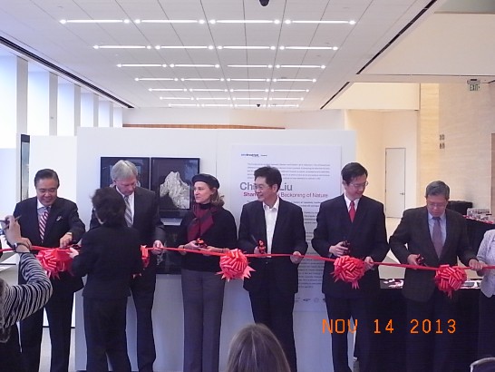 劉昌漢先生、市長文化事務助理Minette Boesel女士、齊副處長及美南新聞李董事長蔚華等共同剪綵，為本次山水呼嘯畫展揭幕。