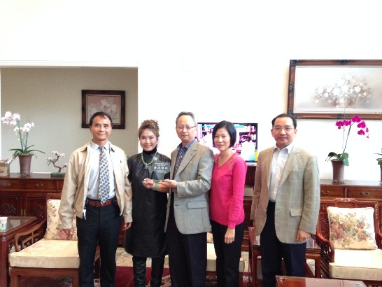 黃主委以法另代表籌委會致贈夏處長及僑教中心尤主任正才「嘉惠僑社」紀念牌，期許未來續與本處攜手推動僑社各項活動。與會賓客之後在輕鬆的氣氛中用餐及交流。