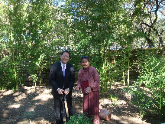 廖處長此行並應王會長之邀在伊家中庭院親手種下一株竹苗，象徵百年樹人，意義非凡