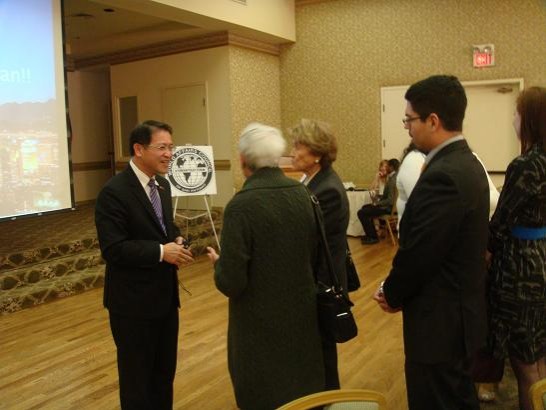 演講結束後觀眾排隊向廖處長致恴並繼續提問，廖處長致謝並回答