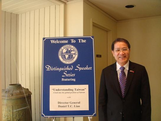 駐休士頓辦事處廖處長東周元月10日赴｢聖安東尼世界事務協會｣演講，演講廳外與該協會歡迎廖處長演講之海報合影。