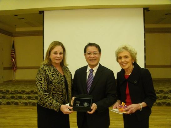 廖處長與｢聖安東尼世界事務協會｣會長Barbara Schneider(右)及理事會主席Catherine Nixon Cooke(左)合影，並接受贈送紀念品
