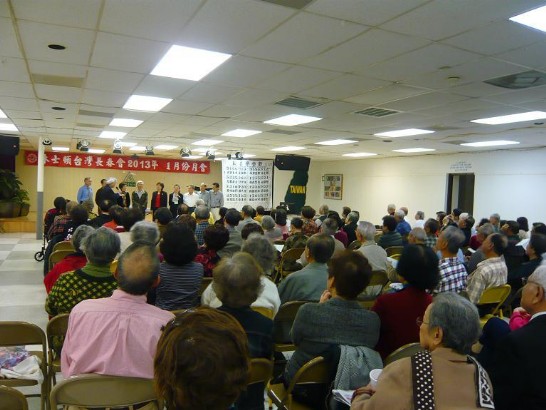 社區會員耆老專注聆聽新任會長陳啟宗介紹新任理事。