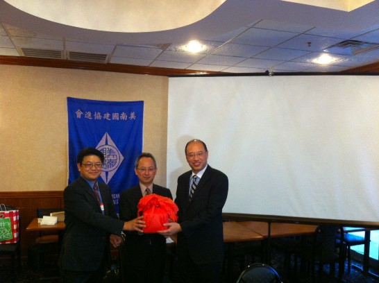 「美南國建協進會」於本（102）年12月7日中午在Silver Palace餐廳舉行新舊任會長交接典禮，由劉耀華博士正式將會長職務交棒予王家驄博士，駐休士頓辦事處夏季昌處長應邀主持監交儀式，辦事處教育組周慧宜組長、經濟組王俊程秘書及僑教中心尤正才主任等同仁均到場觀禮。