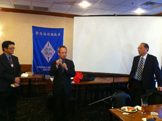 夏處長應邀致詞表示美南國建協進會成立於民國67年，在風雨飄搖的時代給予國家最堅定的支持，經歷35年來的努力與貢獻，協進會已成功轉型成為提供知識交流的專業平台，積極促成我海外學人與主流社會互動合作，謹代表政府感謝協進會長久以來的支持與協助，最後預祝所有協進會會員及友人聖誕佳節快樂，閤家平安，協進會會務蒸蒸日上，新任王會長在卸任劉會長及歷任前會長所建立的穩固基礎上，帶領協進會更上層樓。