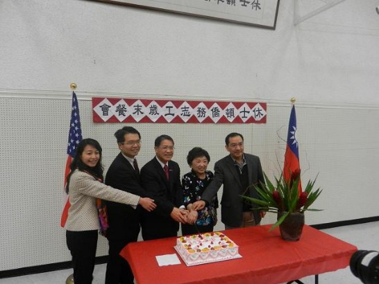 駐休士頓辦事處廖處長東周(右3)與僑務委員王秀姿(右2)僑教中心新舊任主任尤正才及王偉讚以及葉麗媛副主任共同切蛋糕