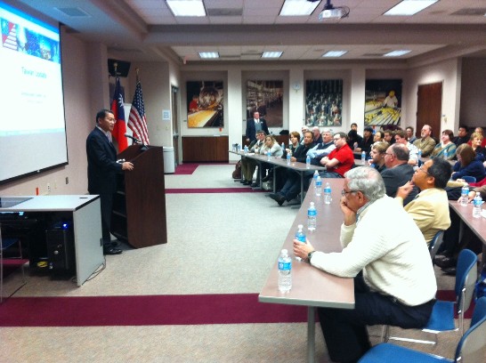 駐休士頓辦事處廖處長東周在阿肯色州大學史密斯堡分校演講，廖處長以流利英文侃侃而談，由淺入深，介紹台灣政經情勢、分析台美、台灣-阿肯色州關係、簡介兩岸情勢、東海和平倡議、我政府活路外交成果等。