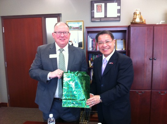 廖處長與UAFS校長Paul Beran會晤後交換禮品並合影留念
