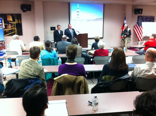 副校長兼教務長Ray Wallace擔任演講引言人，向聽眾介紹廖處長經歷及演講內容