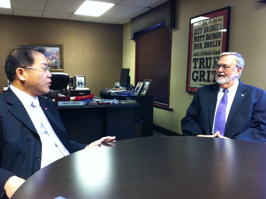 史密斯堡市市長Sandy Sanders仔細聆聽廖處長說明兩岸關係等議題