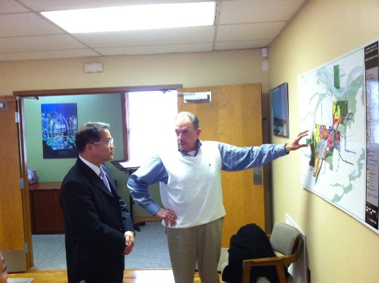 會後雙方交換禮品並合影留念