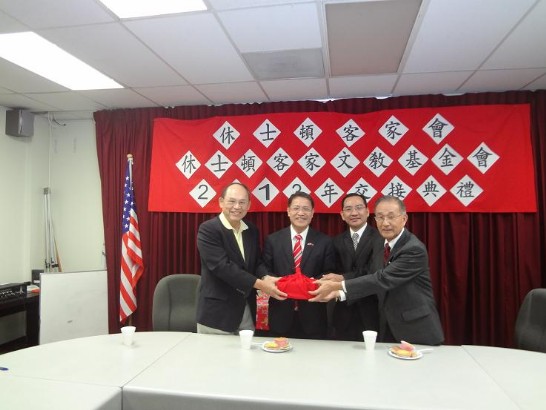 駐處廖東周處長(左2)為文教基金會卸任徐正雄主委(左1)與新任賴江椿主委(右2)監交印信