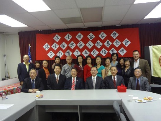 駐處廖東周處長(前排左3)與歷任會長、主委、理監事及貴賓合影留念