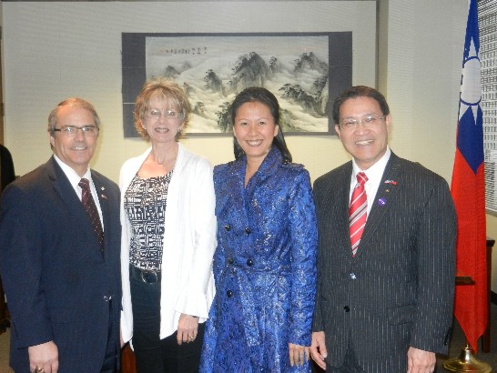 華盛頓州副州長Brad Owen夫婦於本(102)年1月2日下午由廖處長東周夫婦陪同來駐處參觀領務大廳及廖處長辦公室短暫寒暄，雙方合影留念