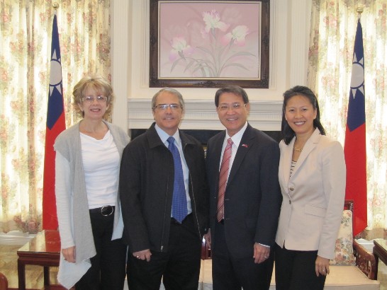 華盛頓州副州長Brad Owen夫婦於本(102)年1月1日至3日住宿廖處長東周職務宿舍，與廖處長夫婦合影留念。