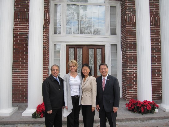 華盛頓州副州長Brad Owen夫婦於本(102)年1月3日結束訪休士頓前在廖處長東周職務宿舍門口前與廖處長夫婦合影留念。2