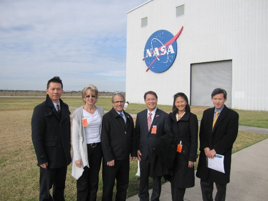 廖處長東周夫婦安排並陪同華盛頓州副州長Brad Owen夫婦於本年1月3日赴休士頓太空中心參訪，駐處陳組長彥夆及吳秘書宜侃作陪