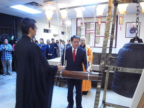 廖處長東周於本（102）年2月9日晚間8時應邀出席中台禪寺普德精舍除夕祈福法會撞吉祥鐘儀式。