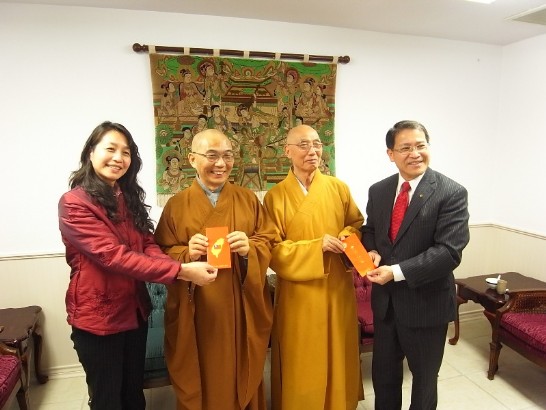 處廖處長東周偕同仁於本（102）年2月9日晚間9時赴德州佛教會玉佛寺與僑教中心葉副主任麗媛共同致贈香油錢給住持淨海法師及副住持宏意法師。
