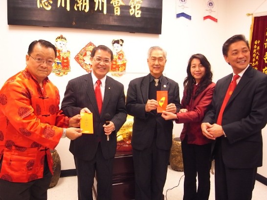 廖處長東周於本（102）年2月9日晚間10時45分出席潮州會館本頭公廟新春法會，由該會館翁會長作華及本頭公廟郭理事長大誠等全體理事出面平安茶點款待，廖處長隨後與僑教中心葉副主任麗媛共同致贈香油錢給本頭公廟，雙方並合影留念。