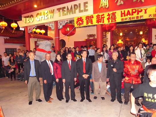 駐處廖處長東周於本（102）年2月9日晚間10時45分出席潮州會館本頭公廟新春法會，與該會館翁會長作華等全體理事共同欣賞祥獅表演。