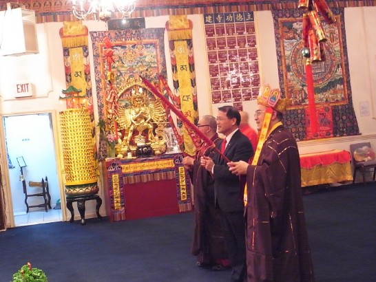 廖處長東周於本（102）年2月9日晚間11時出席密儀雷藏寺除夕祈福法會，與住持釋蓮院金剛上師共同晉香。