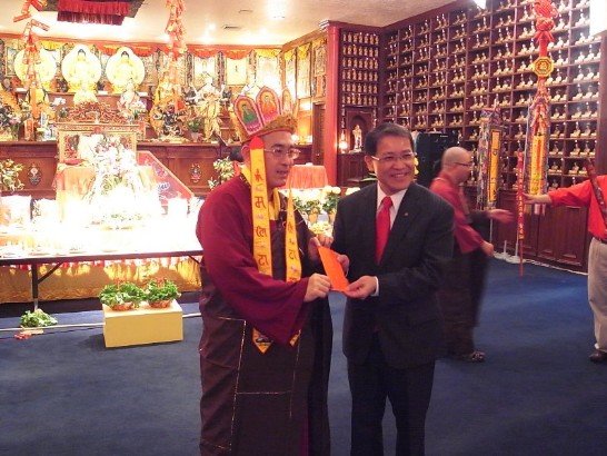 廖處長東周於本（102）年2月9日晚間11時出席密儀雷藏寺除夕祈福法會，致贈香油錢給住持釋蓮院金剛上師，並祝該寺會務興榮。