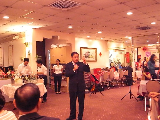 駐休士頓辦事廖處長東周向參加聖安東市僑界新春餐會的僑胞說明我國近年政經建設蓬勃發展情況。