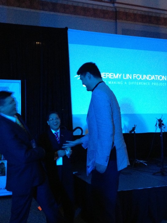 林書豪基金會成立晚會現場，駐休士頓辦事處廖處長與姚明及姚明球迷俱樂部幹部姚安鴻相談甚歡。