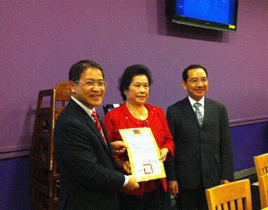 廖處長代表僑委會頒贈聘書予新任僑務顧問陳美芬女士。