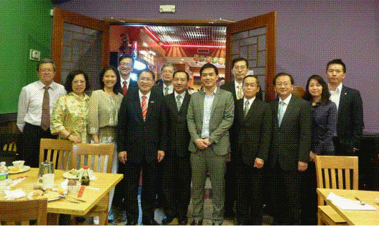 廖處長夫婦帶領全體同仁向所有與會僑界領袖行禮致意，並獲在場嘉賓熱烈掌聲肯定。