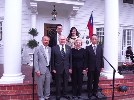 林主席於密州午宴後與主辦人Billy Mourger伉儷、駐休士頓辦事處夏處長及省府同仁合影。