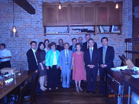 林政務委員兼任省政府主席政則與密州州議會領袖、密州經發廳官員、駐休士頓辦事處夏處長季昌、省府及駐處同仁晚宴後合照