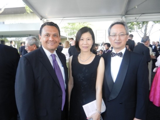 駐休士頓辦事處處長夏季昌夫婦於本（102）年4月26日晚6時應邀出席亞洲協會德州中心Tiger Ball晚宴，於餐前酒會會晤休士頓代理市長Ed Gonzalez。