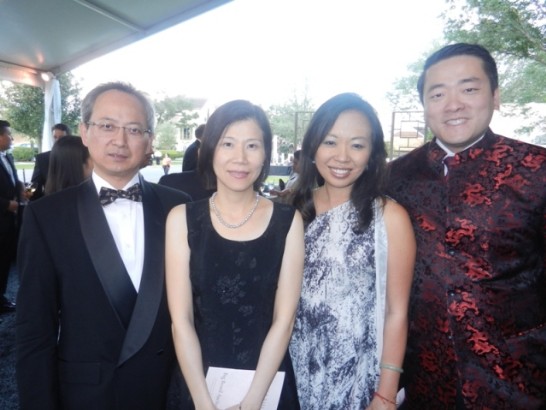 夏處長夫婦於TIGER BALL活動會晤德州州眾議員吳元知夫婦，雙方並合影留念。