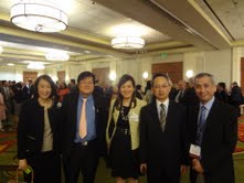 駐休士頓辦事處處長夏季昌與安德遜癌症中心副院長洪明奇(左2)及中國醫藥大學附設醫院副院長邱昌芳(右1)駐休士頓辦事處科技組周家蓓組長(左1)等合影。