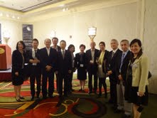 駐休士頓辦事處處長夏季昌與參加德州大學安德遜癌症中心全球研究計劃姊妹機構歡迎酒會的臺灣代表團團員合影。