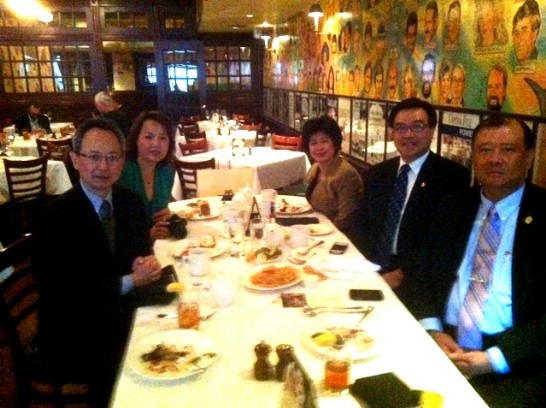 駐休士頓辦事處處長夏季昌於本(102)年4月4日中午與達拉斯僑務委員曹明宗、達福臺商會會長鐘開瑞、前僑務委員羅玉昭及世界日報記者劉金紅餐敘。